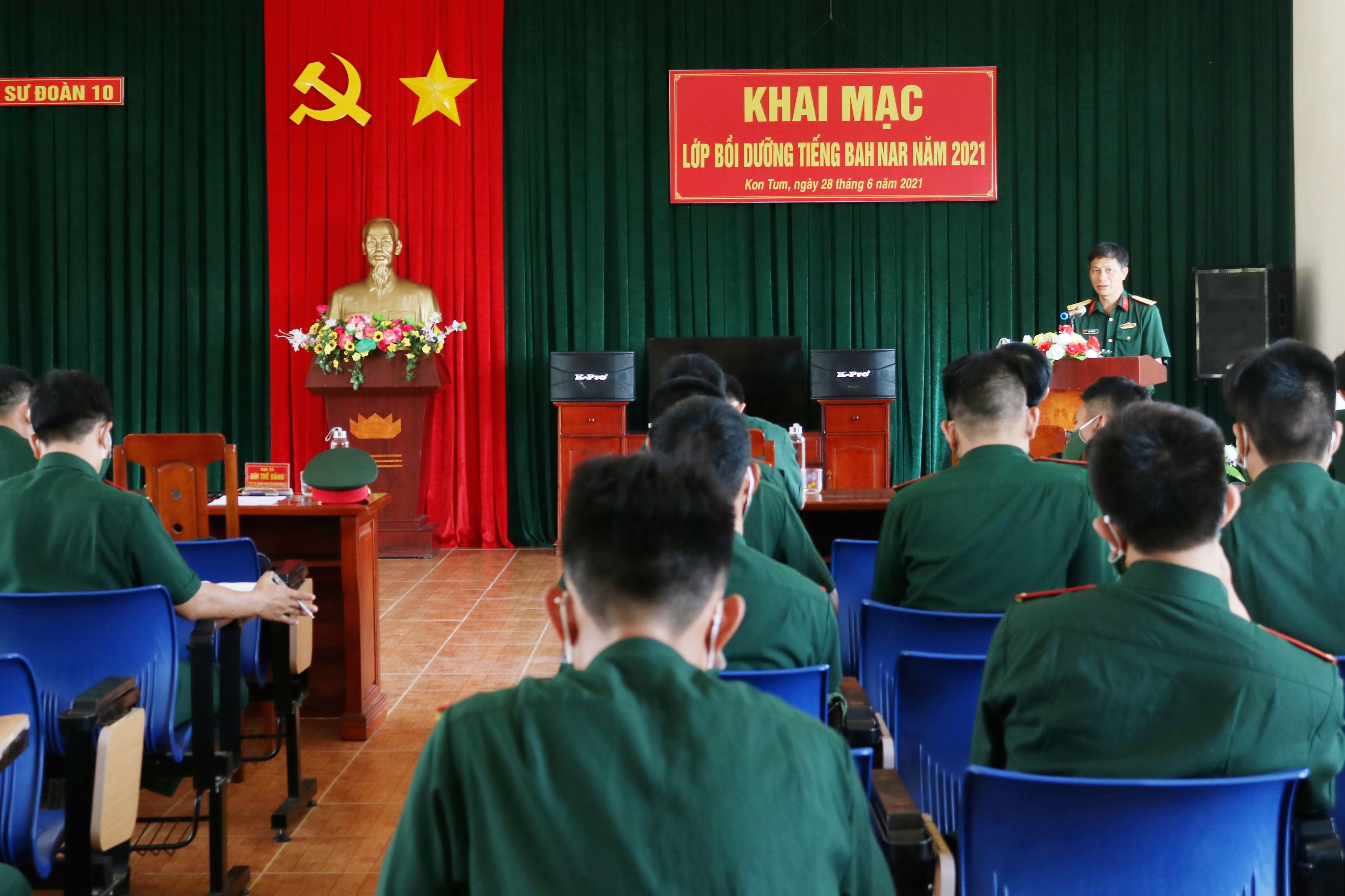 38 cán bộ, quân nhân chuyên nghiệp học tập tiếng Ba Na